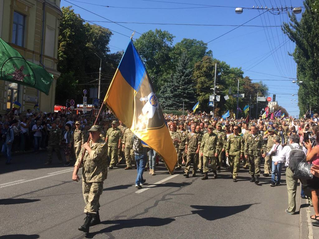 На Майдане после Зеленского устроили трогательный марш с овациями