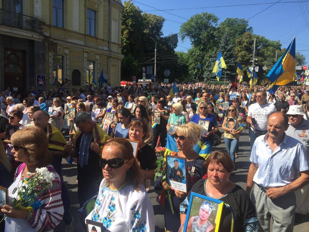 На Майдане после Зеленского устроили трогательный марш с овациями