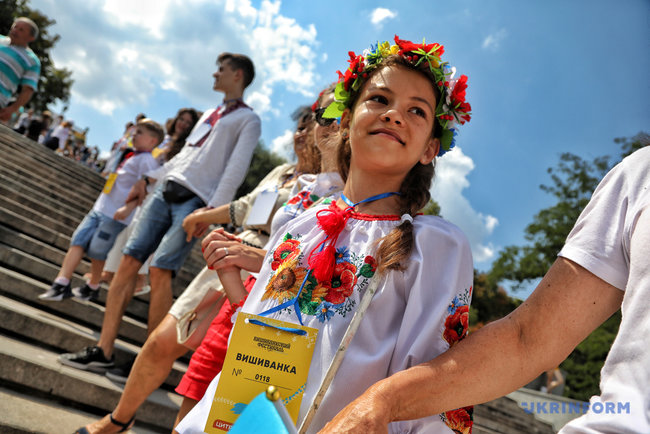 Ð‘Ð¾Ð»ÐµÐµ 1,2 Ñ‚Ñ‹ÑÑÑ‡Ð¸ Ñ‡ÐµÐ»Ð¾Ð²ÐµÐº Ð¾Ð±Ñ€Ð°Ð·Ð¾Ð²Ð°Ð»Ð¸ Ð²Ñ‹ÑˆÐ¸Ð²Ð°Ð½ÐºÐ¾Ð²ÑƒÑŽ Ñ†ÐµÐ¿ÑŒ ÐºÐ¾ Ð”Ð½ÑŽ ÐÐµÐ·Ð°Ð²Ð¸ÑÐ¸Ð¼Ð¾ÑÑ‚Ð¸ Ð² ÐžÐ´ÐµÑÑÐµ 02 dqxikeidqxitkant