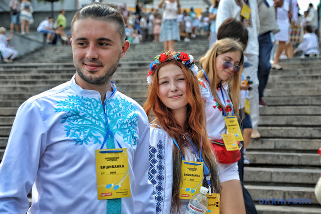 Ð‘Ð¾Ð»ÐµÐµ 1,2 Ñ‚Ñ‹ÑÑÑ‡Ð¸ Ñ‡ÐµÐ»Ð¾Ð²ÐµÐº Ð¾Ð±Ñ€Ð°Ð·Ð¾Ð²Ð°Ð»Ð¸ Ð²Ñ‹ÑˆÐ¸Ð²Ð°Ð½ÐºÐ¾Ð²ÑƒÑŽ Ñ†ÐµÐ¿ÑŒ ÐºÐ¾ Ð”Ð½ÑŽ ÐÐµÐ·Ð°Ð²Ð¸ÑÐ¸Ð¼Ð¾ÑÑ‚Ð¸ Ð² ÐžÐ´ÐµÑÑÐµ 03