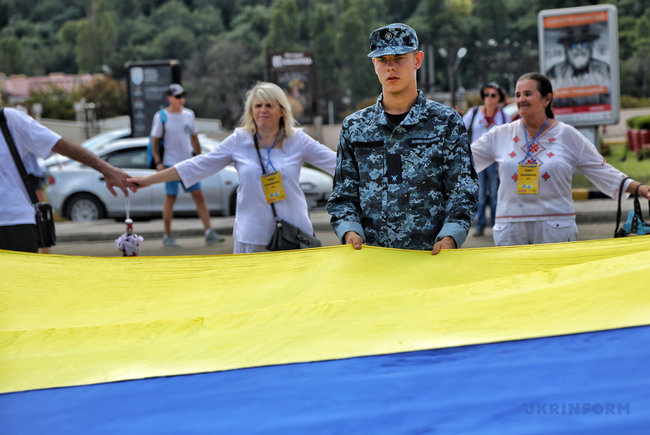 Ð‘Ð¾Ð»ÐµÐµ 1,2 Ñ‚Ñ‹ÑÑÑ‡Ð¸ Ñ‡ÐµÐ»Ð¾Ð²ÐµÐº Ð¾Ð±Ñ€Ð°Ð·Ð¾Ð²Ð°Ð»Ð¸ Ð²Ñ‹ÑˆÐ¸Ð²Ð°Ð½ÐºÐ¾Ð²ÑƒÑŽ Ñ†ÐµÐ¿ÑŒ ÐºÐ¾ Ð”Ð½ÑŽ ÐÐµÐ·Ð°Ð²Ð¸ÑÐ¸Ð¼Ð¾ÑÑ‚Ð¸ Ð² ÐžÐ´ÐµÑÑÐµ 04