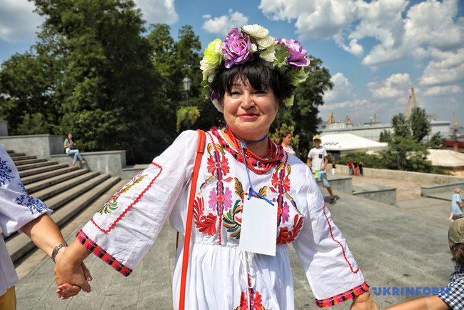 Ð‘Ð¾Ð»ÐµÐµ 1,2 Ñ‚Ñ‹ÑÑÑ‡Ð¸ Ñ‡ÐµÐ»Ð¾Ð²ÐµÐº Ð¾Ð±Ñ€Ð°Ð·Ð¾Ð²Ð°Ð»Ð¸ Ð²Ñ‹ÑˆÐ¸Ð²Ð°Ð½ÐºÐ¾Ð²ÑƒÑŽ Ñ†ÐµÐ¿ÑŒ ÐºÐ¾ Ð”Ð½ÑŽ ÐÐµÐ·Ð°Ð²Ð¸ÑÐ¸Ð¼Ð¾ÑÑ‚Ð¸ Ð² ÐžÐ´ÐµÑÑÐµ 05