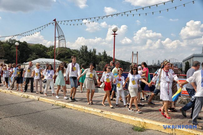 Ð‘Ð¾Ð»ÐµÐµ 1,2 Ñ‚Ñ‹ÑÑÑ‡Ð¸ Ñ‡ÐµÐ»Ð¾Ð²ÐµÐº Ð¾Ð±Ñ€Ð°Ð·Ð¾Ð²Ð°Ð»Ð¸ Ð²Ñ‹ÑˆÐ¸Ð²Ð°Ð½ÐºÐ¾Ð²ÑƒÑŽ Ñ†ÐµÐ¿ÑŒ ÐºÐ¾ Ð”Ð½ÑŽ ÐÐµÐ·Ð°Ð²Ð¸ÑÐ¸Ð¼Ð¾ÑÑ‚Ð¸ Ð² ÐžÐ´ÐµÑÑÐµ 06