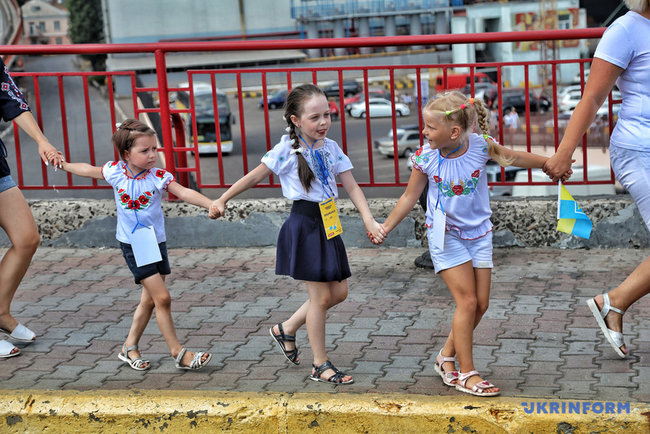 Ð‘Ð¾Ð»ÐµÐµ 1,2 Ñ‚Ñ‹ÑÑÑ‡Ð¸ Ñ‡ÐµÐ»Ð¾Ð²ÐµÐº Ð¾Ð±Ñ€Ð°Ð·Ð¾Ð²Ð°Ð»Ð¸ Ð²Ñ‹ÑˆÐ¸Ð²Ð°Ð½ÐºÐ¾Ð²ÑƒÑŽ Ñ†ÐµÐ¿ÑŒ ÐºÐ¾ Ð”Ð½ÑŽ ÐÐµÐ·Ð°Ð²Ð¸ÑÐ¸Ð¼Ð¾ÑÑ‚Ð¸ Ð² ÐžÐ´ÐµÑÑÐµ 07
