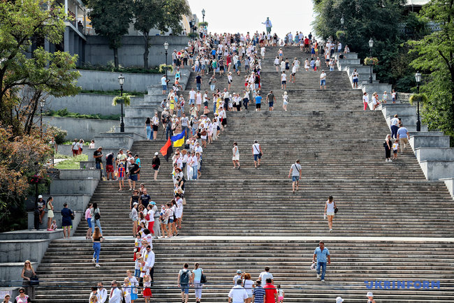 Ð‘Ð¾Ð»ÐµÐµ 1,2 Ñ‚Ñ‹ÑÑÑ‡Ð¸ Ñ‡ÐµÐ»Ð¾Ð²ÐµÐº Ð¾Ð±Ñ€Ð°Ð·Ð¾Ð²Ð°Ð»Ð¸ Ð²Ñ‹ÑˆÐ¸Ð²Ð°Ð½ÐºÐ¾Ð²ÑƒÑŽ Ñ†ÐµÐ¿ÑŒ ÐºÐ¾ Ð”Ð½ÑŽ ÐÐµÐ·Ð°Ð²Ð¸ÑÐ¸Ð¼Ð¾ÑÑ‚Ð¸ Ð² ÐžÐ´ÐµÑÑÐµ 08