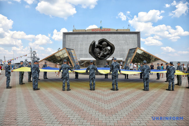 Ð‘Ð¾Ð»ÐµÐµ 1,2 Ñ‚Ñ‹ÑÑÑ‡Ð¸ Ñ‡ÐµÐ»Ð¾Ð²ÐµÐº Ð¾Ð±Ñ€Ð°Ð·Ð¾Ð²Ð°Ð»Ð¸ Ð²Ñ‹ÑˆÐ¸Ð²Ð°Ð½ÐºÐ¾Ð²ÑƒÑŽ Ñ†ÐµÐ¿ÑŒ ÐºÐ¾ Ð”Ð½ÑŽ ÐÐµÐ·Ð°Ð²Ð¸ÑÐ¸Ð¼Ð¾ÑÑ‚Ð¸ Ð² ÐžÐ´ÐµÑÑÐµ 10