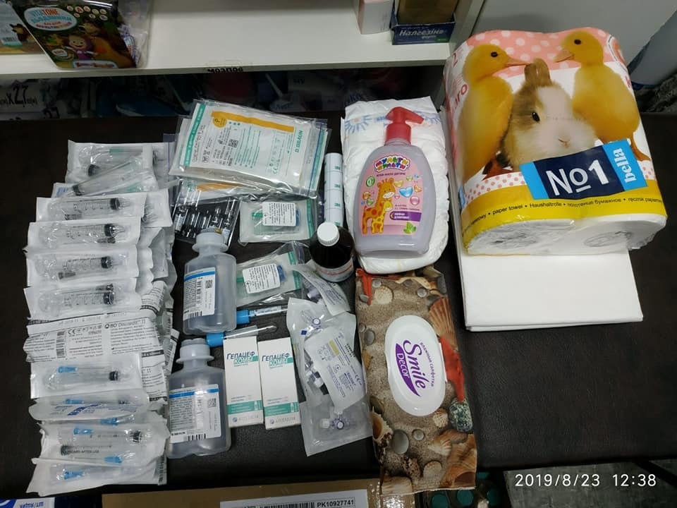 ребенку помогают волонтеры dqxikeidqxiqqeant