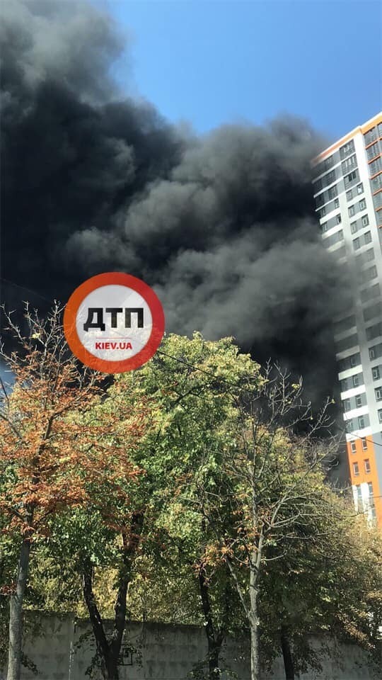 В Киеве в новострое вспыхнул масштабный пожар: первые фото и видео