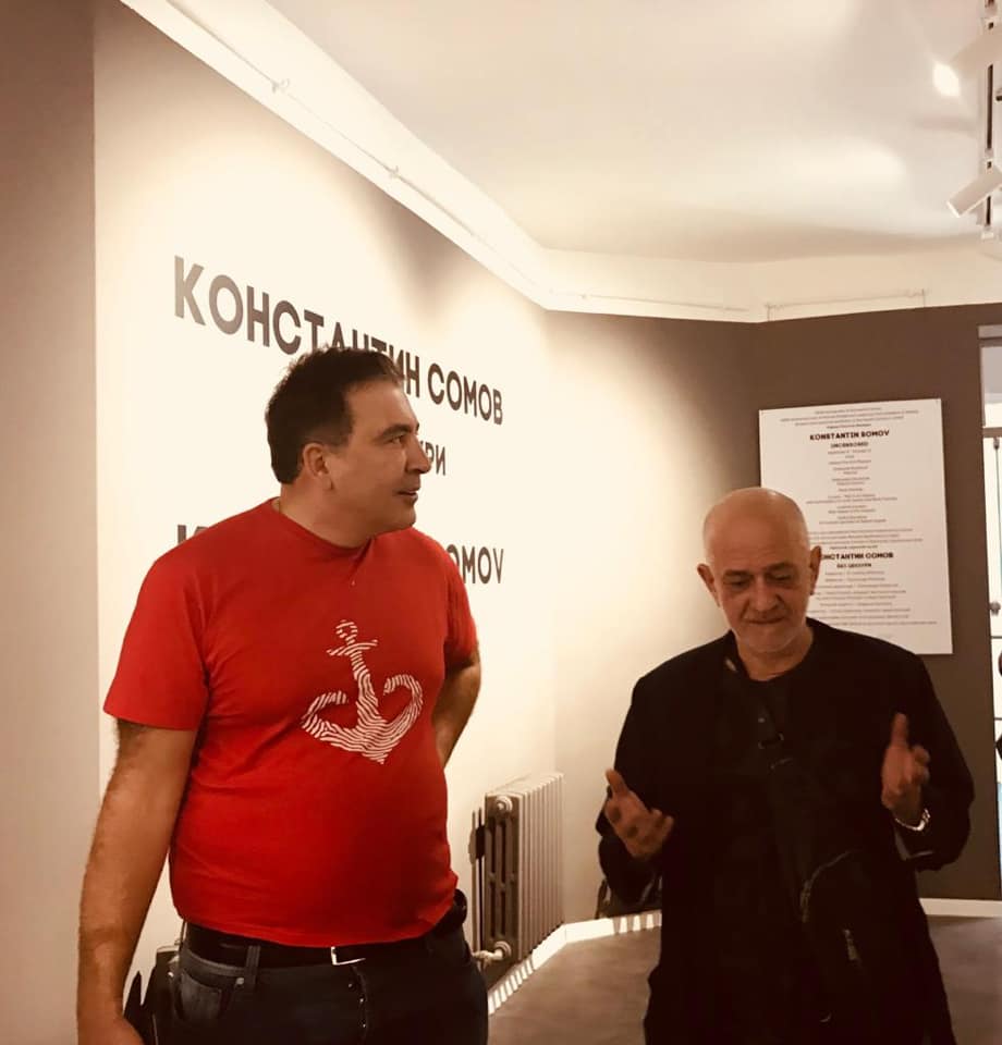 На изображении может находиться: 2 человека, люди стоят и в помещении dqxikeidqxiqqeant