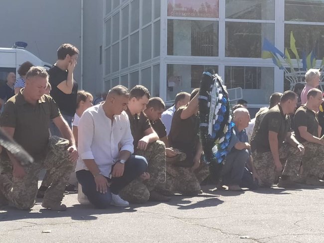 С погибшим от пули снайпера воином 53-й ОМБр Михаилом Ткачишиным простились в Херсоне 04 С погибшим от пули снайпера воином 53-й ОМБр Михаилом Ткачишиным простились в Херсоне 04