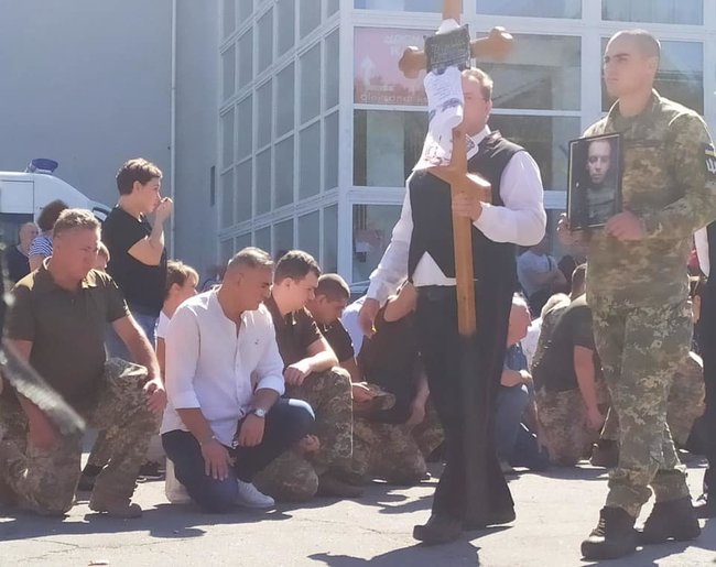 С погибшим от пули снайпера воином 53-й ОМБр Михаилом Ткачишиным простились в Херсоне 06 С погибшим от пули снайпера воином 53-й ОМБр Михаилом Ткачишиным простились в Херсоне 06