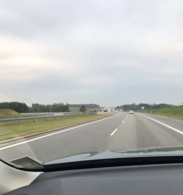 Ðн вÑезалÑÑ Ð² баÑÑеÑное огÑаждение, а заÑем Ñпал