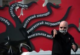 Константин Крылов на митинге националистов в Москве, 2013 год