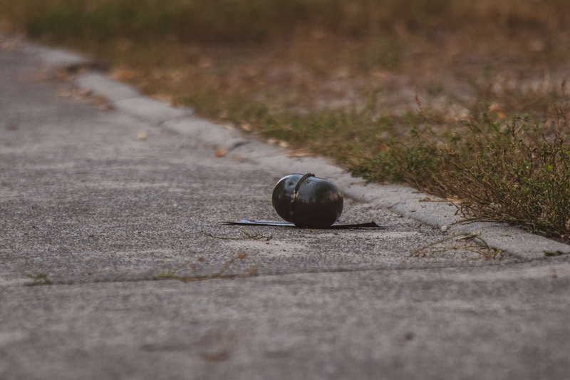 28 сентября в Киеве во дворе жилого дома по адресу улица Радунская, 9б прохожие нашли предмет, похожий на гранату 28 сентября в Киеве во дворе жилого дома по адресу улица Радунская, 9б прохожие нашли предмет, похожий на гранату dqxikeidqxiqqeant