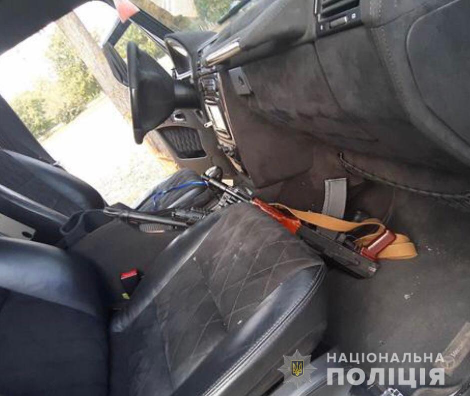 В салоне нарушителя обнаружили оружие. Фото: Нацполиция dqxikeidqxiqqeant