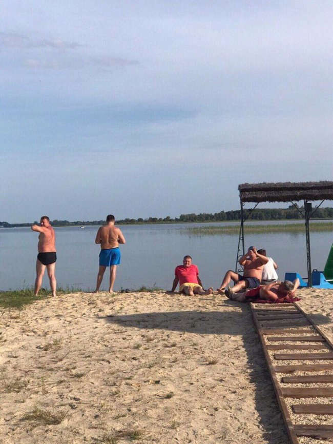 Стало відомо, хто був у компанії голих мажорів на Світязі Стало відомо, хто був у компанії голих мажорів на Світязі