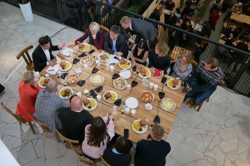 "АХ*ЕТЬ. Мы спонсируем всю эту жрачку!" В сети возмутились из-за еды на марафоне Зеленского