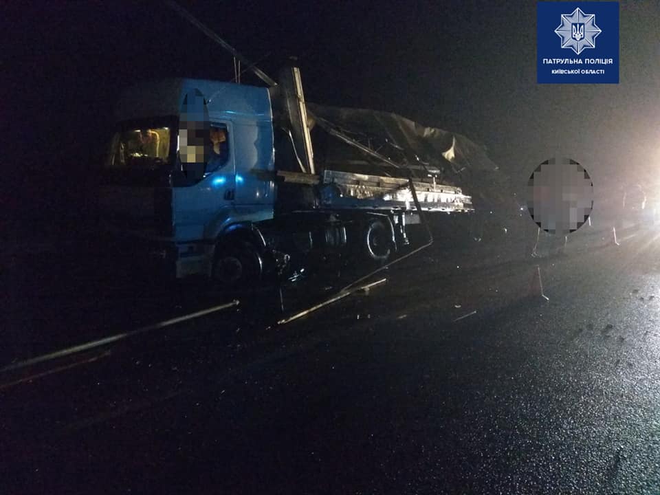 В ночь на субботу, 12 октября, на трассе Киев-Харьков-Довжанский произошла авария с участием двух грузовых автомобилей dqxikeidqxiqqeant