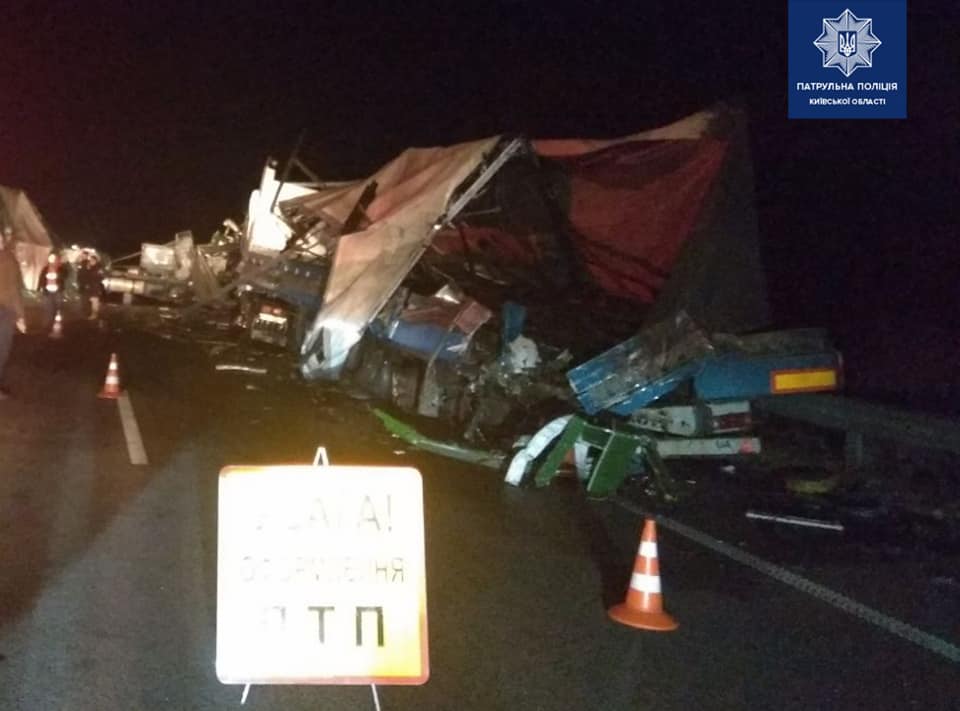 Столкнулись фуры Renault и DAF, пассажир которого пострадал