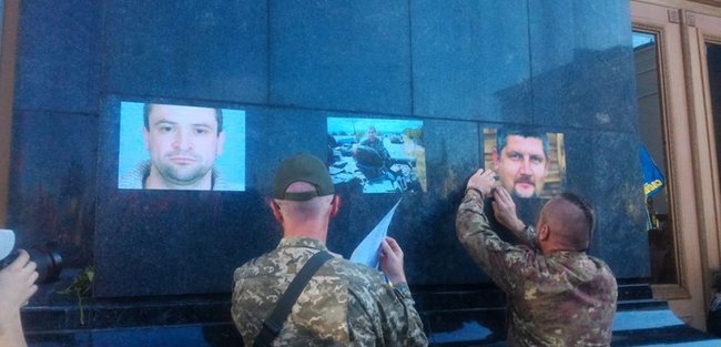 Правый сектор обклеил Офис Президента портретами погибших воинов 01 Правый сектор обклеил Офис Президента портретами погибших воинов 01 dqxikeidqxitkant