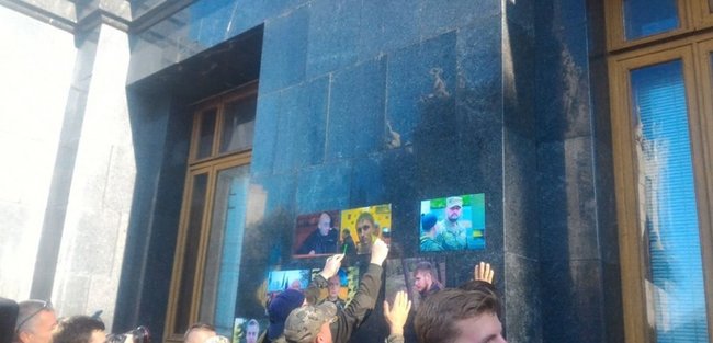 Правый сектор обклеил Офис Президента портретами погибших воинов 03 Правый сектор обклеил Офис Президента портретами погибших воинов 03