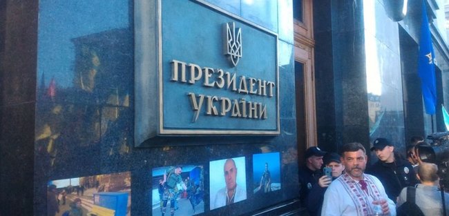 Правый сектор обклеил Офис Президента портретами погибших воинов 04 Правый сектор обклеил Офис Президента портретами погибших воинов 04