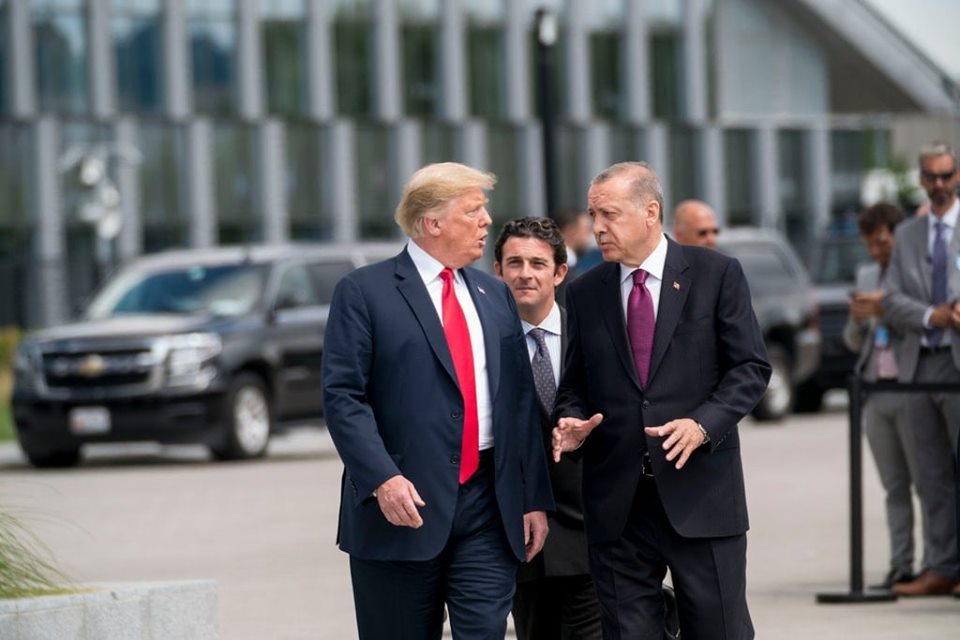 На изображении может находиться: 3 человека, люди стоят и костюм