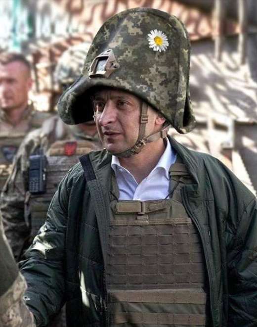 Зеленский в каске продолжает порождать мемы, фото