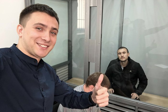 Сергій Стерненко (зліва) разом з підозрюваним у другому панаді на нього