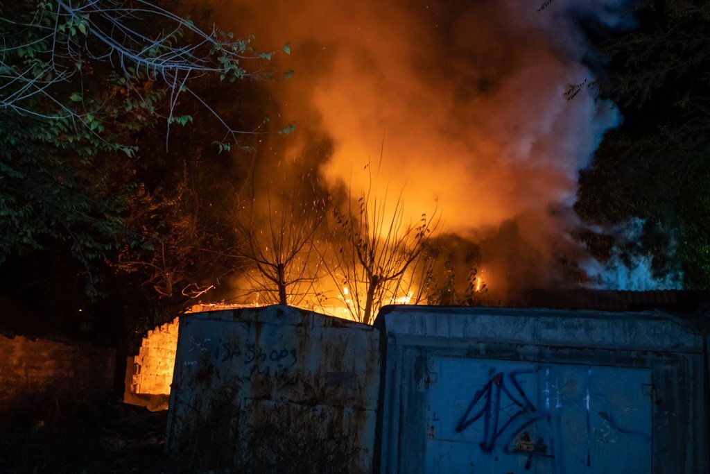 В Днепре обгоревший мужчина выбежал из пожара: фото 18+