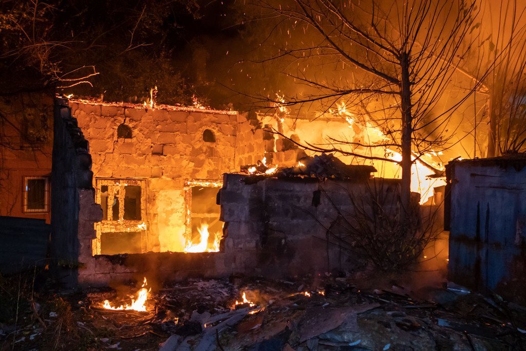 В Днепре обгоревший мужчина выбежал из пожара: фото 18+