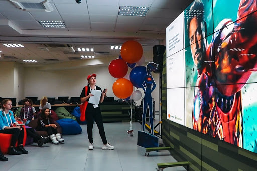 Штаб-квартиру ПриватБанка в Днепре "захватили" дети: что случилось dqxikeidqxitkant