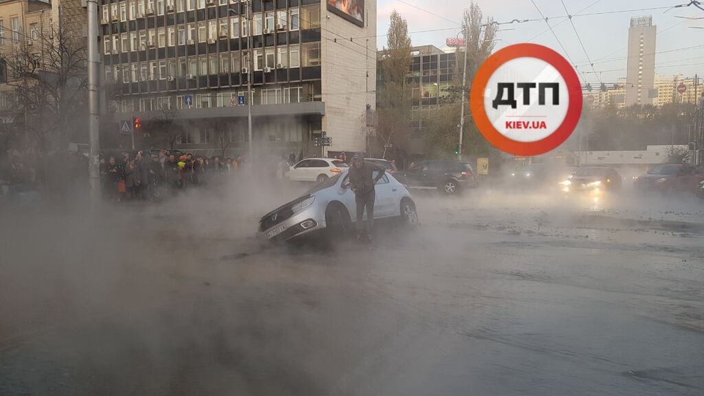 В центре Киева прорвало трубу с кипятком dqxikeidqxiqqeant