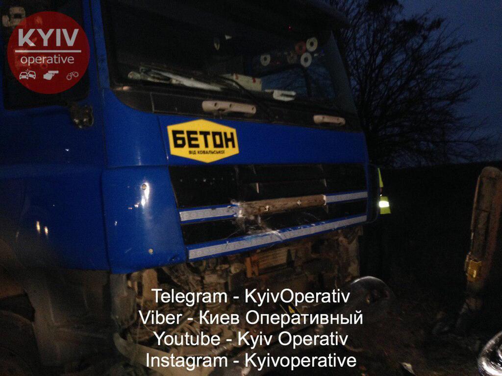 "Раздавило легкие": в Киеве в страшном ДТП погибла 21-летняя девушка. Фото 18+