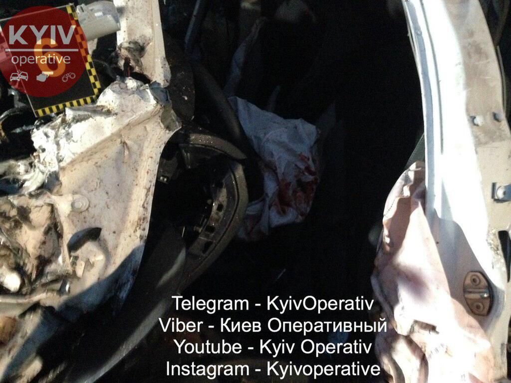 "Раздавило легкие": в Киеве в страшном ДТП погибла 21-летняя девушка. Фото 18+