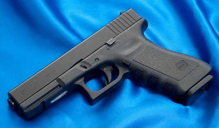 Glock 17     dqxikeidqxiqqeant