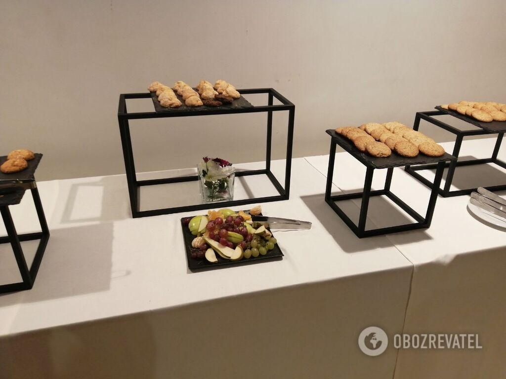 Денег нет? Появились эксклюзивные фото скромного фуршета у