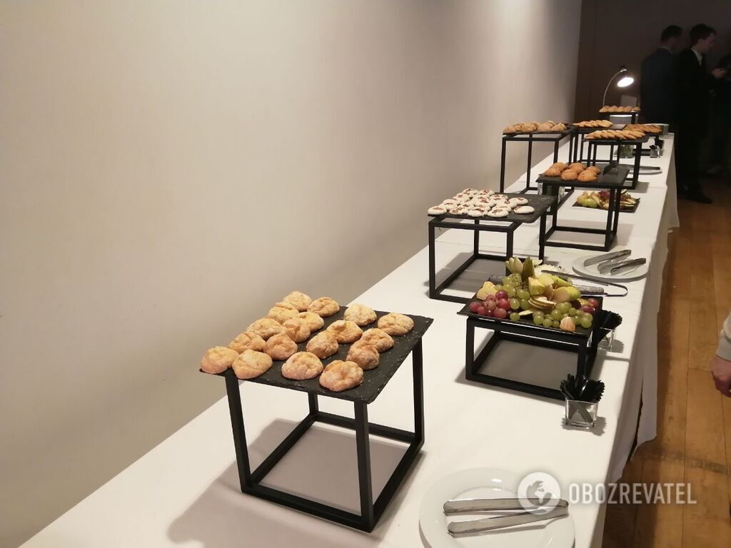 Денег нет? Появились эксклюзивные фото скромного фуршета у