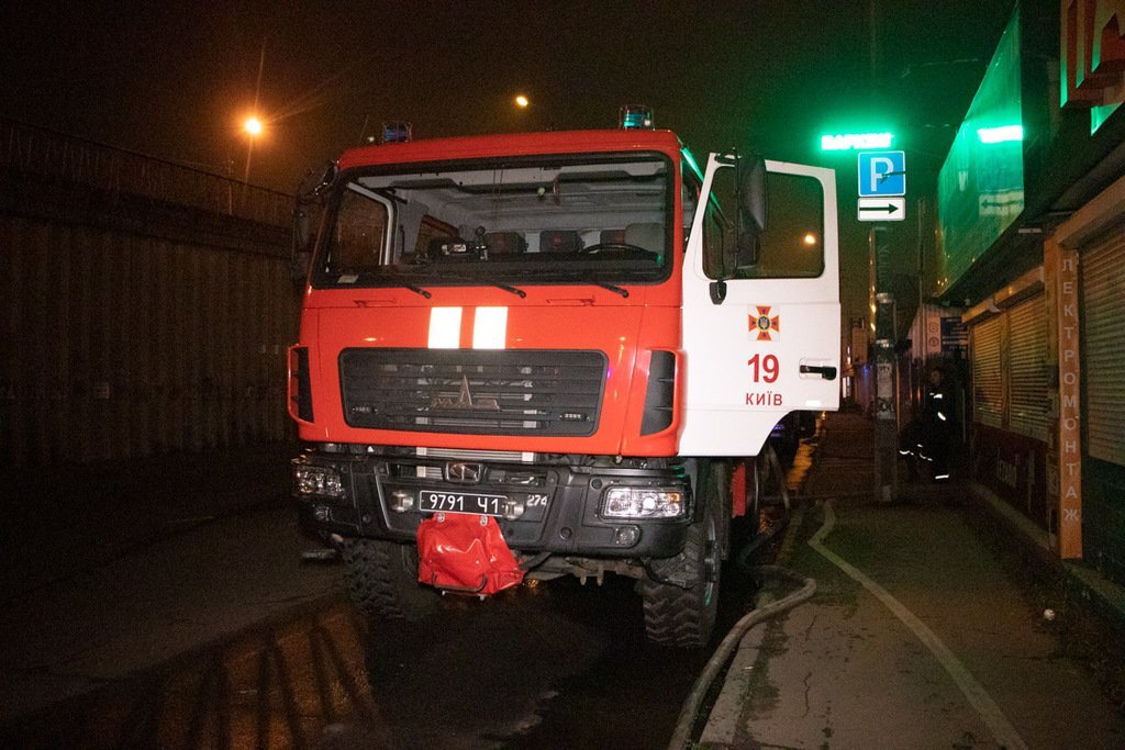 В Киеве в ночь на 11 ноября произошел пожар на территории рынка "Юность" dqxikeidqxiqqeant