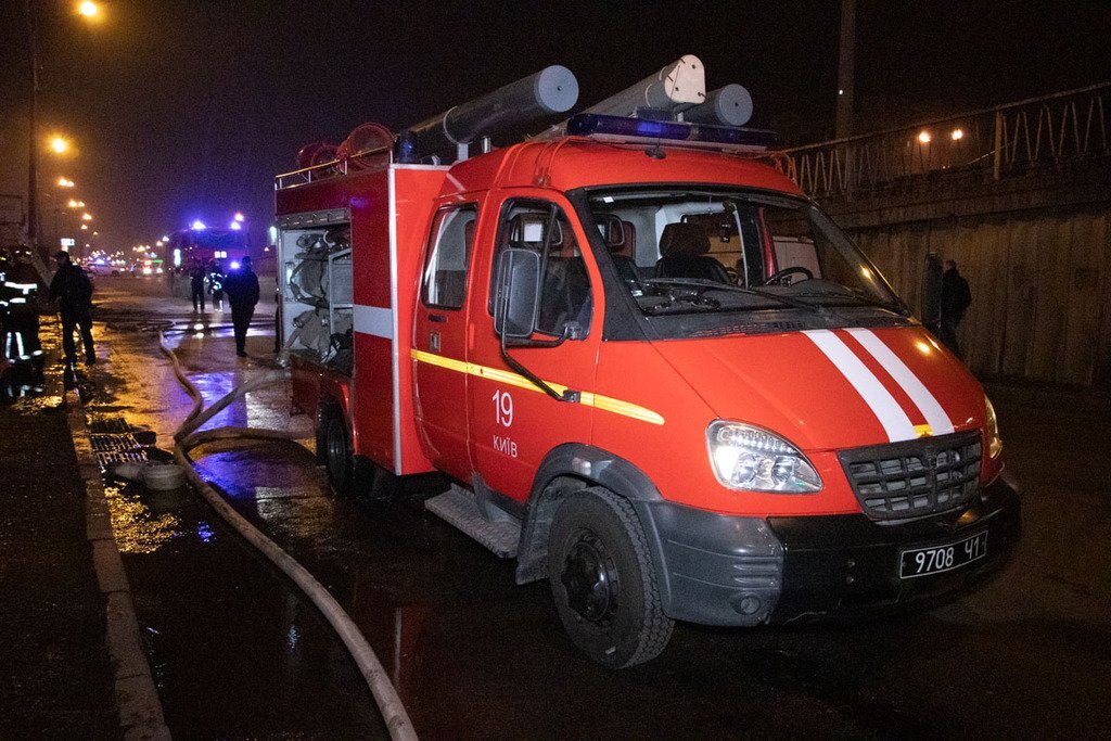 Огонь вспыхнул на крыше одного из торговых павильонов