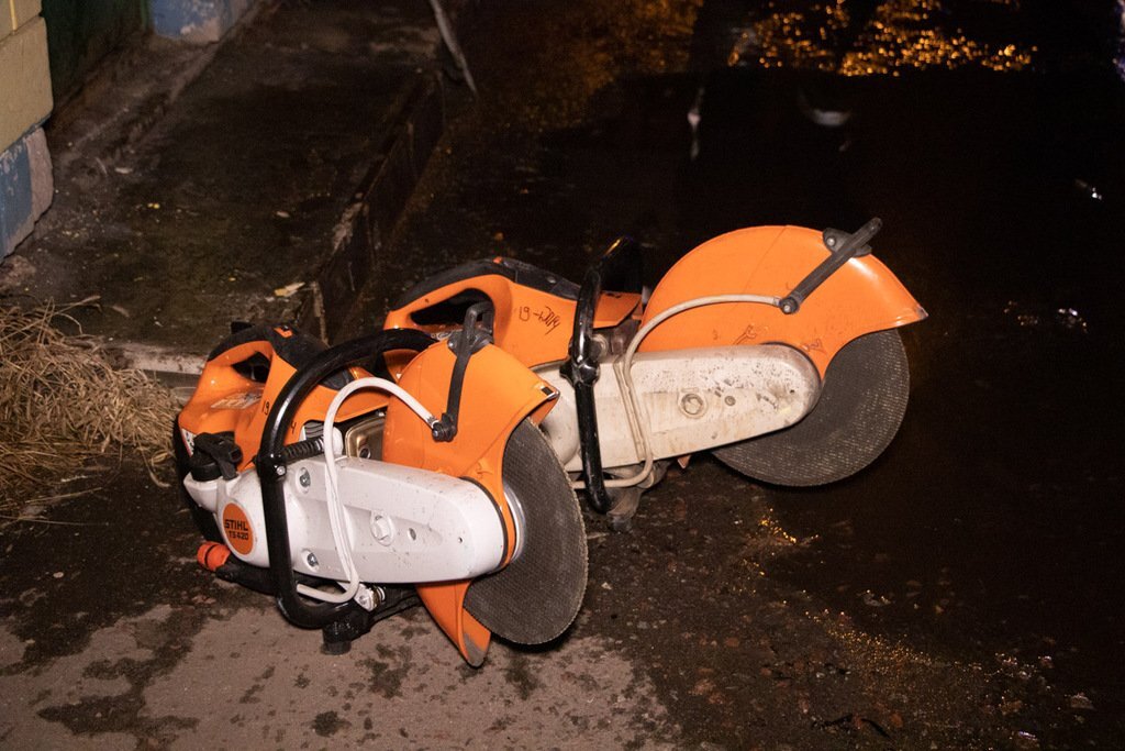 Пожар начался около полуночи, но через некое время его затушили