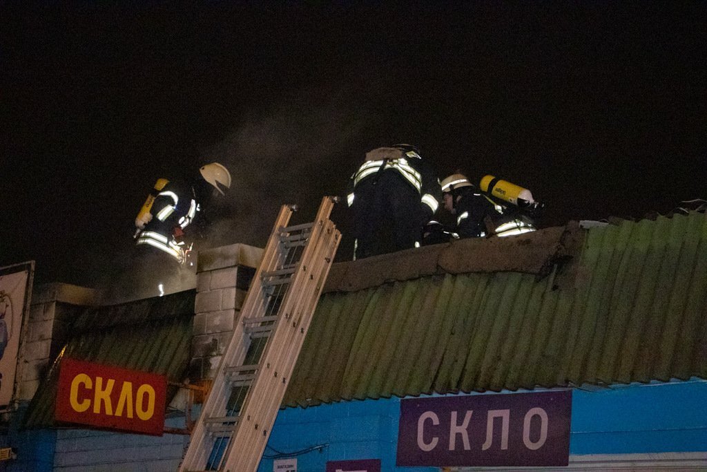 Огонь вспыхнул на крыше одного из торговых павильонов