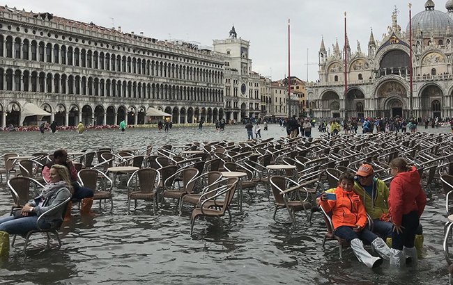 Без сапог - никуда: Венецию затопило, вода поднялась более чем на метр Без сапог - никуда: Венецию затопило, вода поднялась более чем на метр - фото 2 dqxikeidqxiqqeant