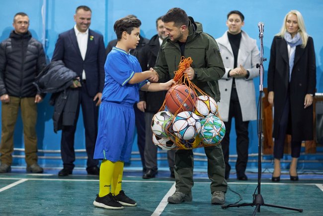 Ð—ÐµÐ»ÐµÐ½ÑÐºÐ¸Ð¹ Ð¿Ð¾ÑÐµÑ‚Ð¸Ð» ÑˆÐºÐ¾Ð»Ñƒ Ð² Ð¡Ñ‚Ð°Ð½Ð¸Ñ†Ðµ Ð›ÑƒÐ³Ð°Ð½ÑÐºÐ¾Ð¹ Ð¸ Ð¿Ð¾Ñ€ÑƒÑ‡Ð¸Ð» ÑÐ´ÐµÐ»Ð°Ñ‚ÑŒ Ñ€ÐµÐ¼Ð¾Ð½Ñ‚ Ð² ÑÐ¿Ð¾Ñ€Ñ‚Ð·Ð°Ð»Ðµ 04 dqxikeidqxiqqeant