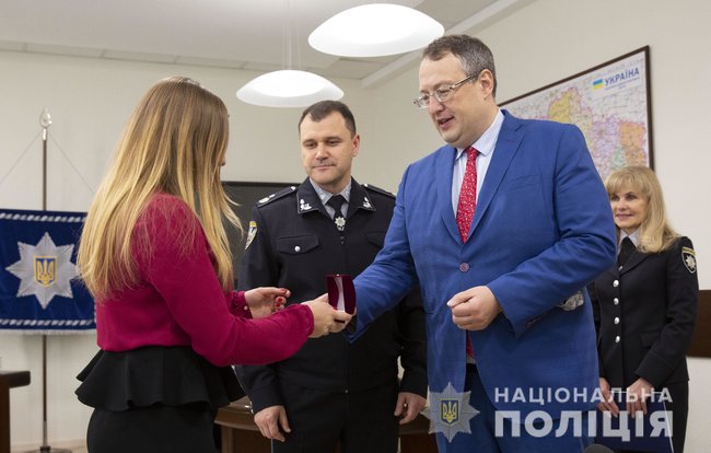 Военного, спасшего собаку, которую привязали к автомобилю и тянули по дороге на Хмельнитчине, наградили, - Нацполиция 01 Военного, спасшего собаку, которую привязали к автомобилю и тянули по дороге на Хмельнитчине, наградили, - Нацполиция 01 dqxikeidqxiqqeant