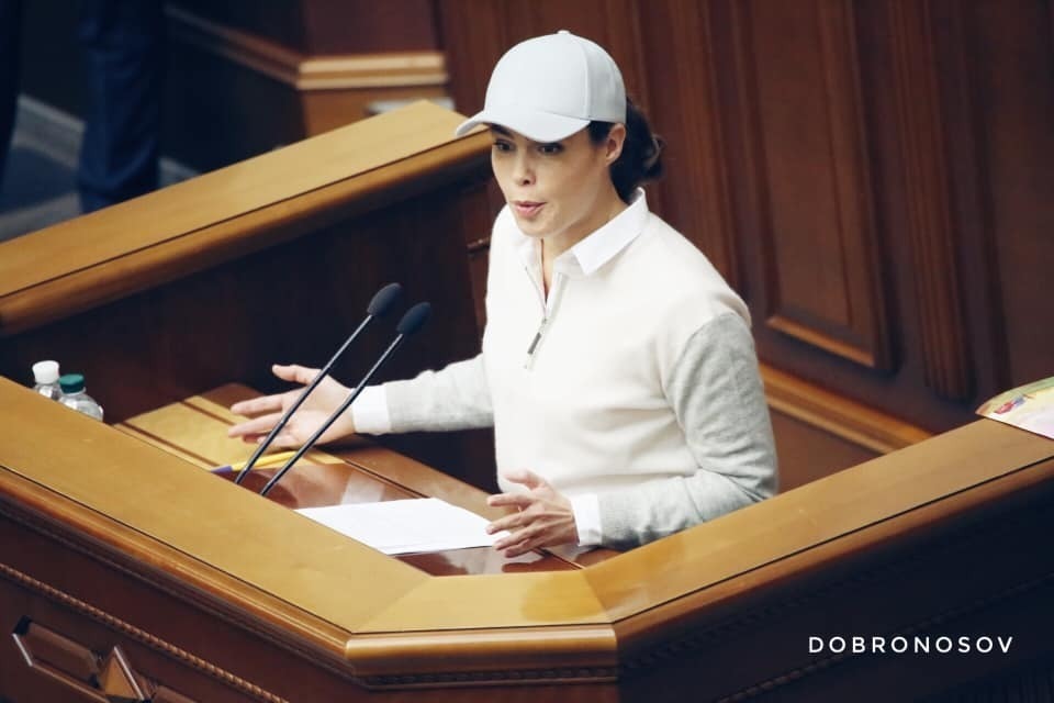 Чулки, кепка, ботинки в цветочек: топ нелепых женских нарядов в новой Раде