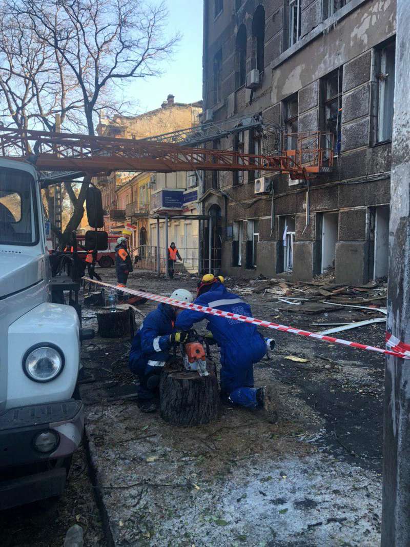 Триває ліквідація наслідків одеської пожежі: досі невідома доля 14 осіб. ФОТО, ВІДЕО