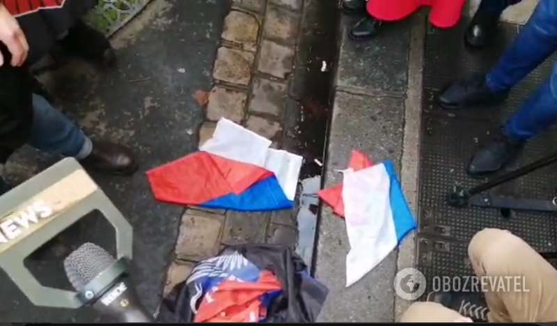 Ветераны АТО порвали флаги РФ и "ДНР" в Париже