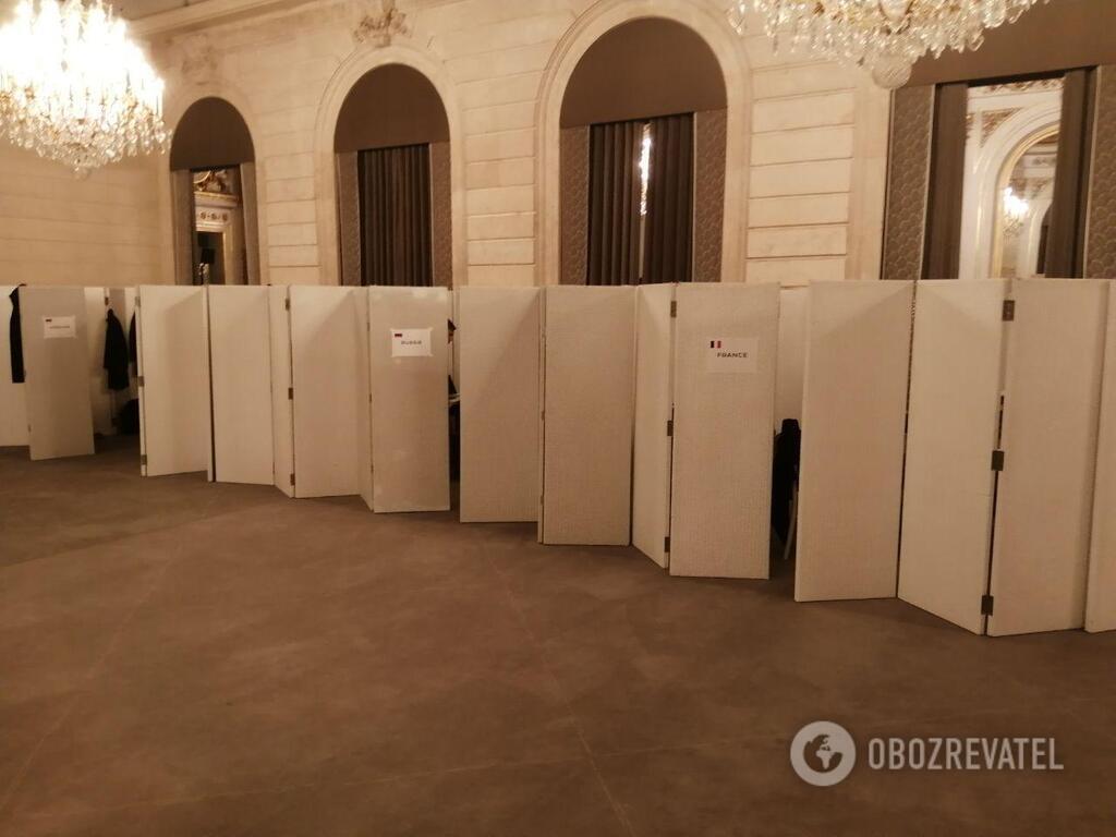 Кабинки, в которых писали документ