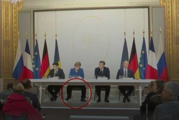 Странная поза Меркель на брифинге в Париже позабавила Сеть dqxikeidqxiqqeant